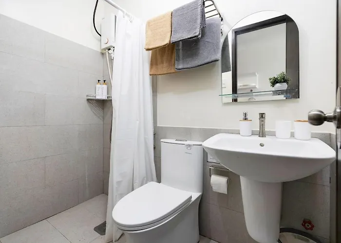 Unit At The Median, Near It Park With Pool And Fast Wifi Себу